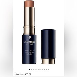 Cle de peau concealer in nutmeg